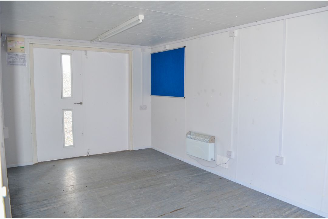 32ft x 10ft anti vandal steel office/canteen unit c/w double door and keys A587597 - Image 5 of 7