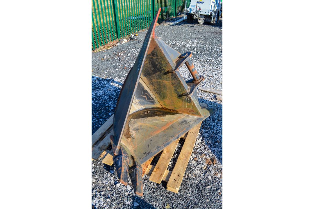 V bucket to suit JCB JS130 - Image 1 of 2