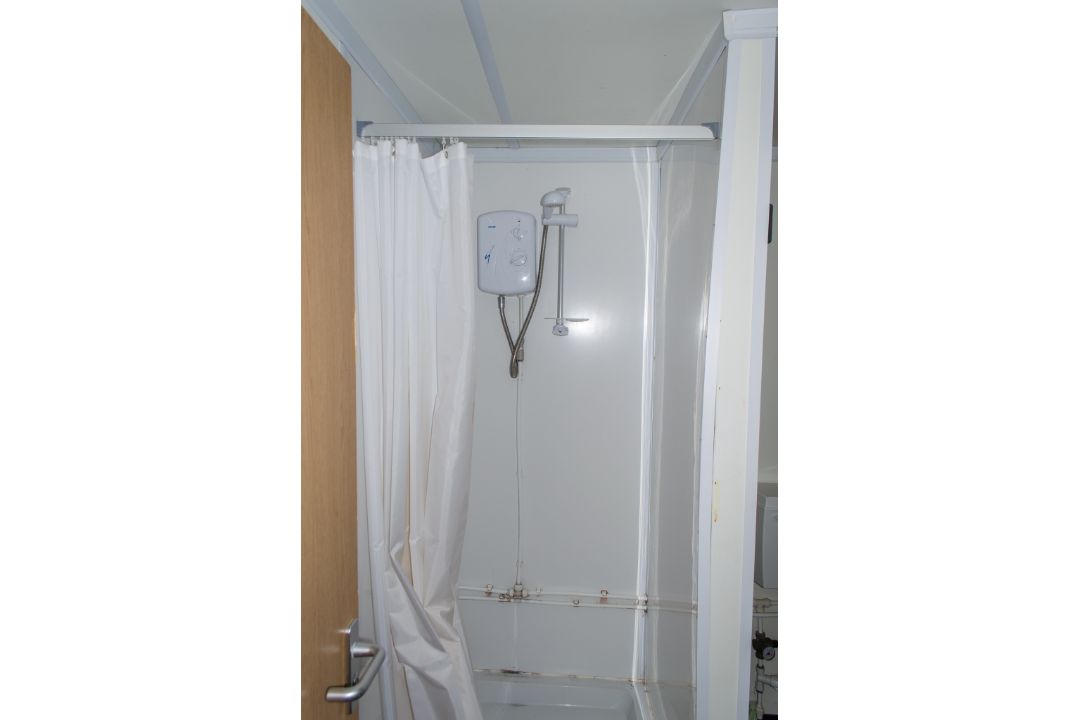 32ft x 10ft anti-vandal steel jack leg 2 bedroom accomodation unit comprising kitchen, wc/shower and - Image 8 of 10
