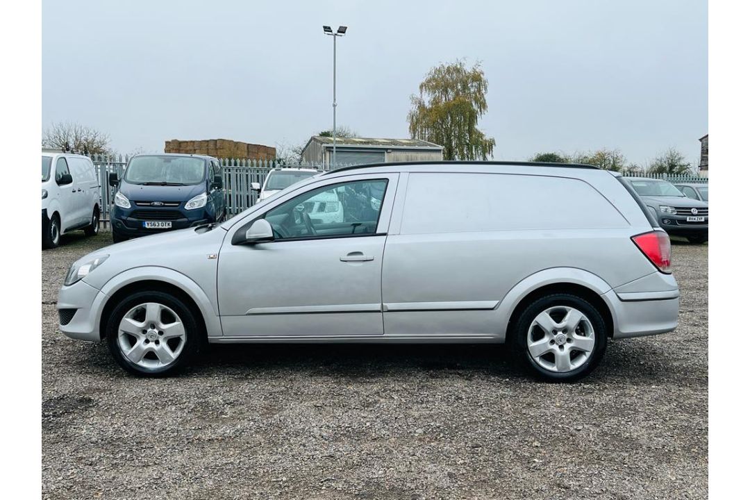 **On Sale** Vauxhall Astra Sportive 1.7 CDTI EcoTec 2011 '11 Reg' - Panel Van - A/C - Image 4 of 25