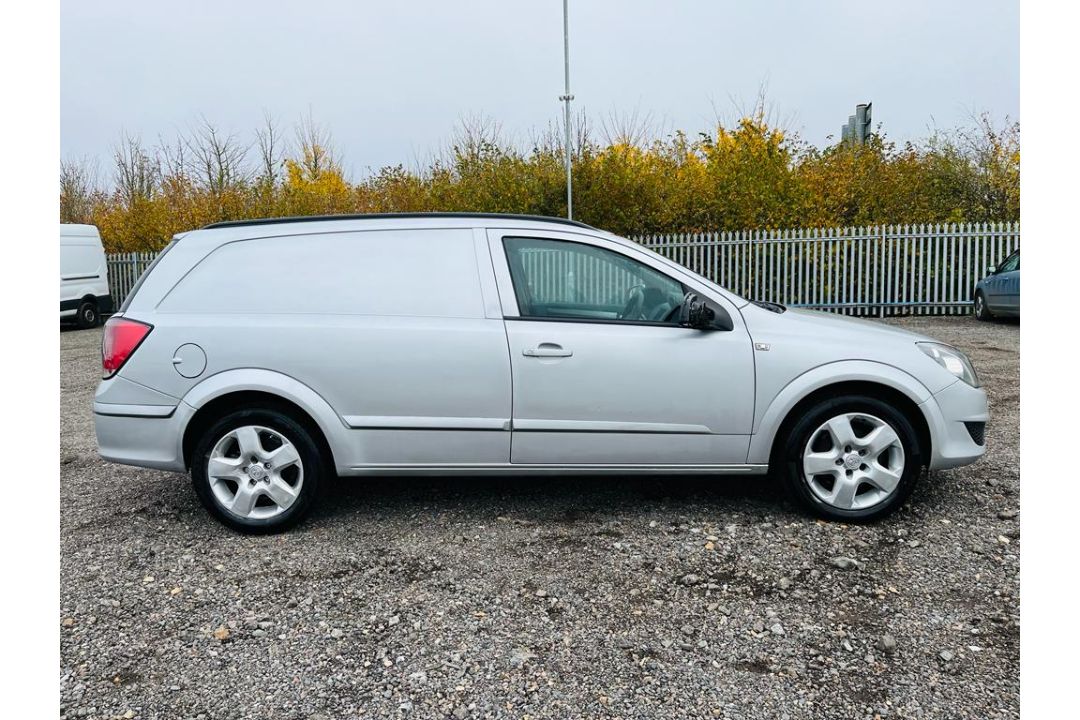 **On Sale** Vauxhall Astra Sportive 1.7 CDTI EcoTec 2011 '11 Reg' - Panel Van - A/C - Image 9 of 25