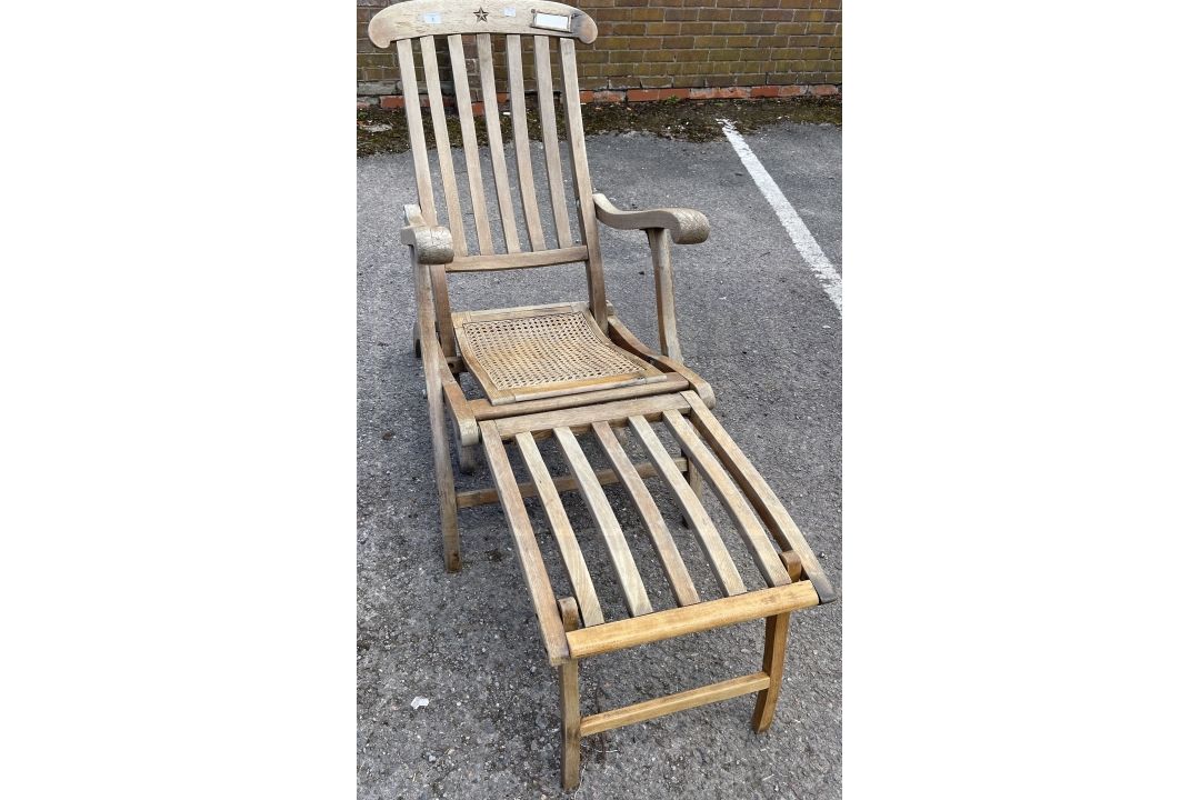 WHITE STAR LINE: Superb First-Class steamer chair bearing the star to top rail, bergere seat and - Image 1 of 2