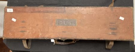 Hunting & Shooting: Leather gun case, no makers details, felt lined interior, rectangular. 32ins.