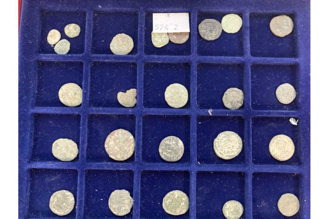 The Wexcombe Collection: Roman copper and bronze surface find coins 1st to 4th Century collected - Image 5 of 8