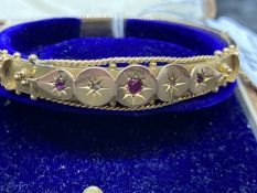 Hallmarked Jewellery: 9ct gold hinged bangle width 22mm. Hallmarked Birmingham. Weight 34g.