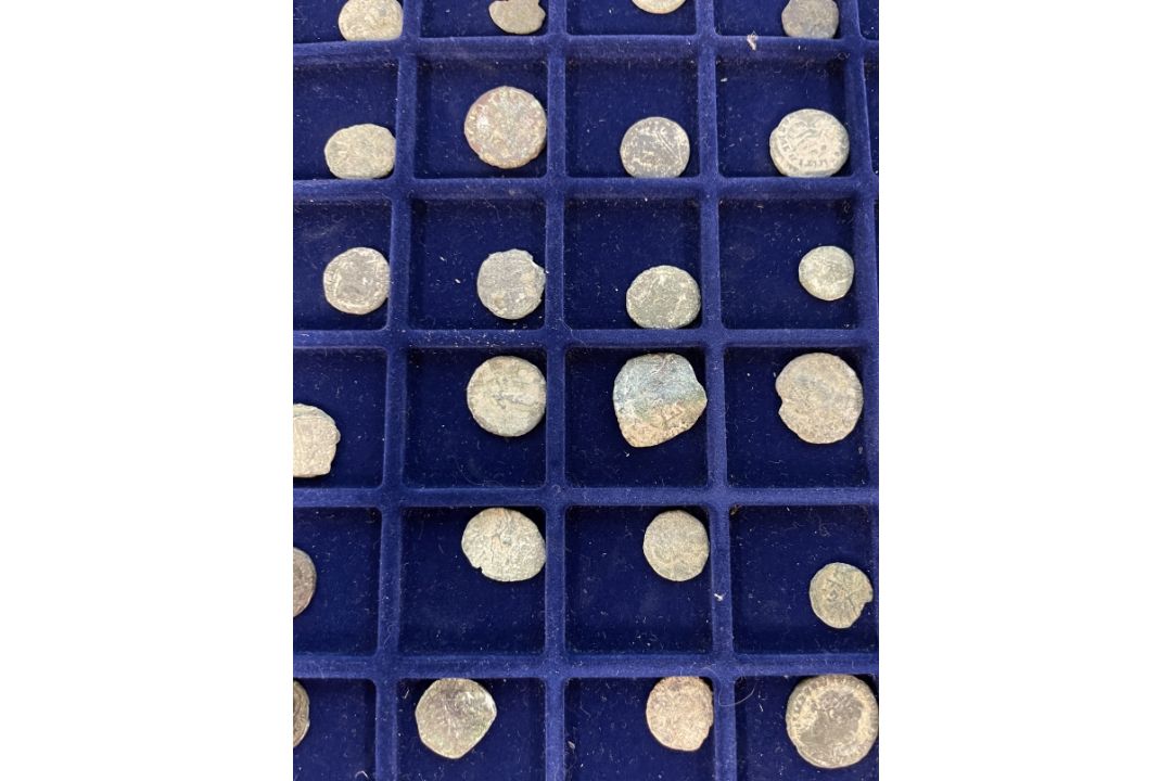 The Wexcombe Collection: Roman copper and bronze surface find coins 1st to 4th Century collected - Image 7 of 8