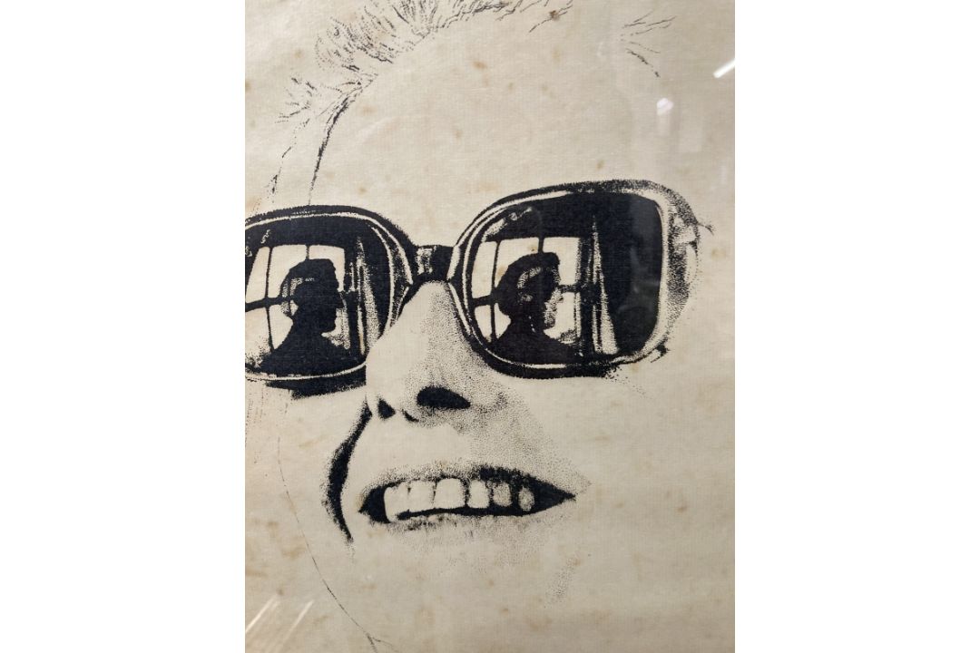 David Hicks (British, 1929 - 1998): Etching, Head of Mrs Littman wearing Sunglasses, signed lower - Image 1 of 2