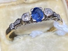 Jewellery: Yellow metal ring set in white metal with an oval cut sapphire, estimated weight 0.