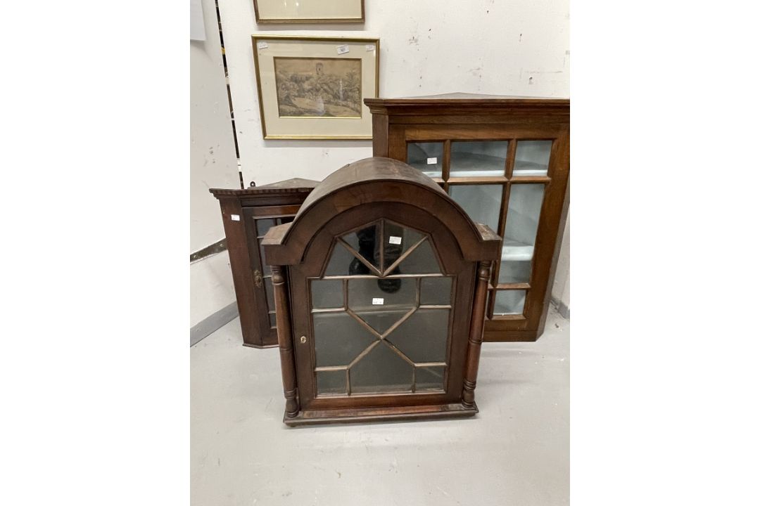 Early 19th cent. Small astragal glazed mahogany corner cupboard. 22ins. x 17¾ins. Oak corner