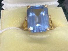 18ct gold ring set with a rectangular blue topaz, estimated weight 8.00ct. Weight 8.3g.
