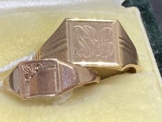 Hallmarked Jewellery: Two 9ct gold signet rings both with square heads, one size W and one size O.
