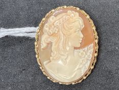 Hallmarked Gold: Carved shell cameo brooch. Weight 6.5g.