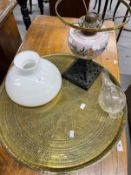 Lighting & Lamps: 19th cent. Oil lamp with cast iron base with floriet decoration, supporting a