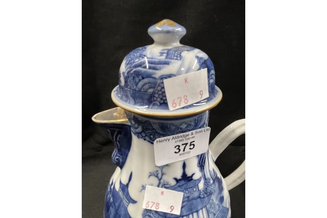 18th cent. Chinese export blue and white coffee pot and cover with building and landscape decoration - Image 2 of 6