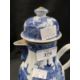 18th cent. Chinese export blue and white coffee pot and cover with building and landscape decoration - Image 2 of 6