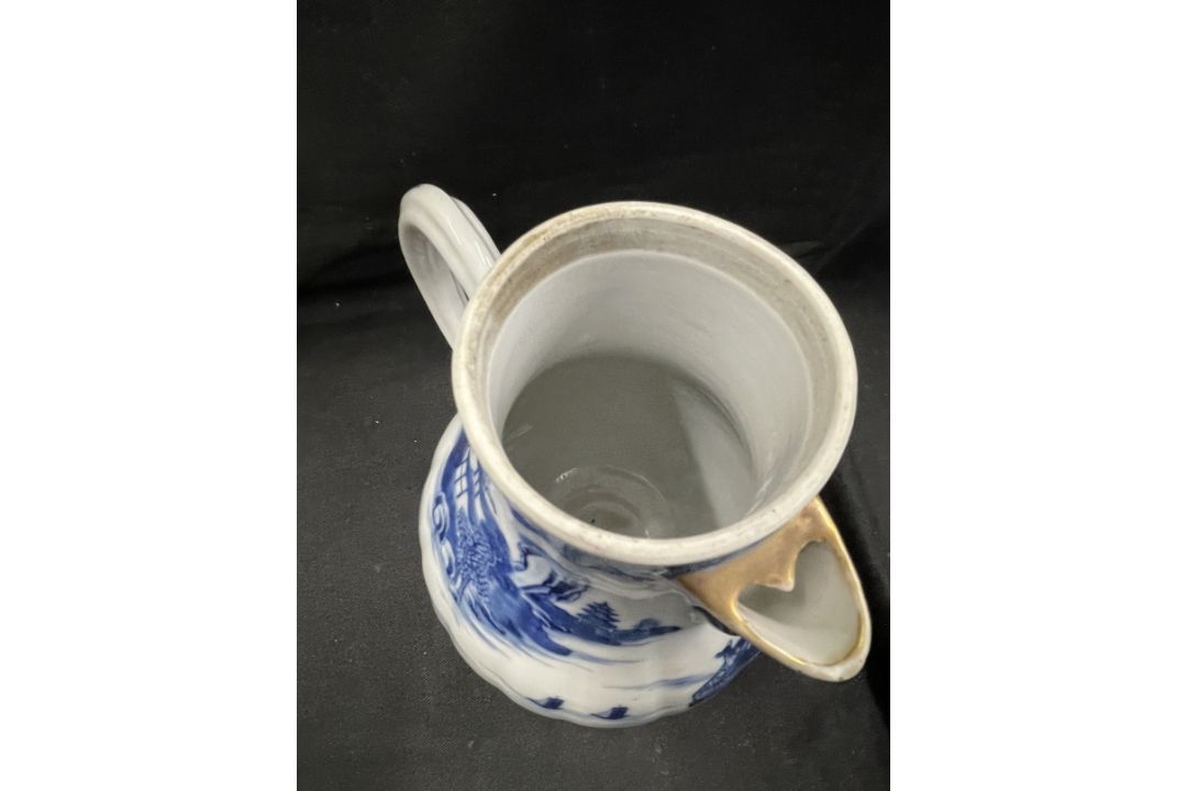 18th cent. Chinese export blue and white coffee pot and cover with building and landscape decoration - Image 4 of 6