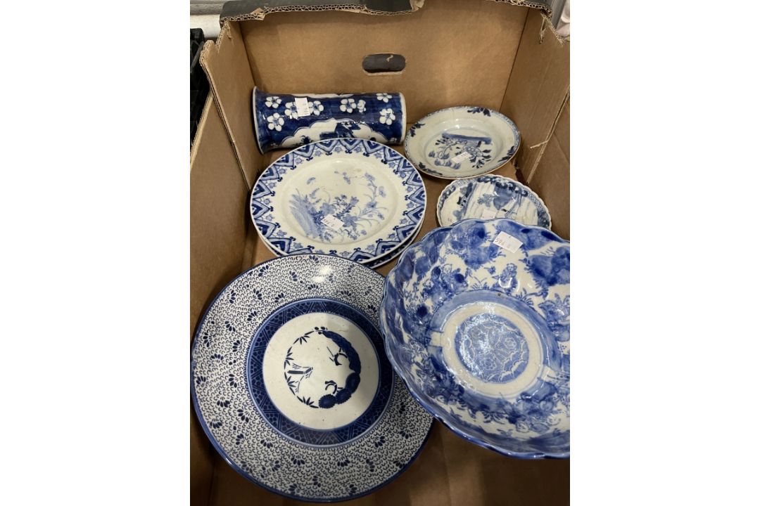 Oriental Ceramics: Mixed lot 19th cent. and later blue and white. (7) - Image 2 of 2
