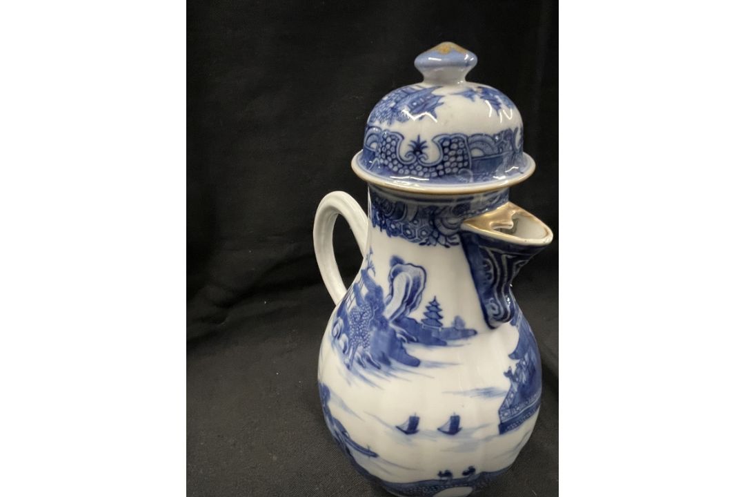 18th cent. Chinese export blue and white coffee pot and cover with building and landscape decoration - Image 3 of 6