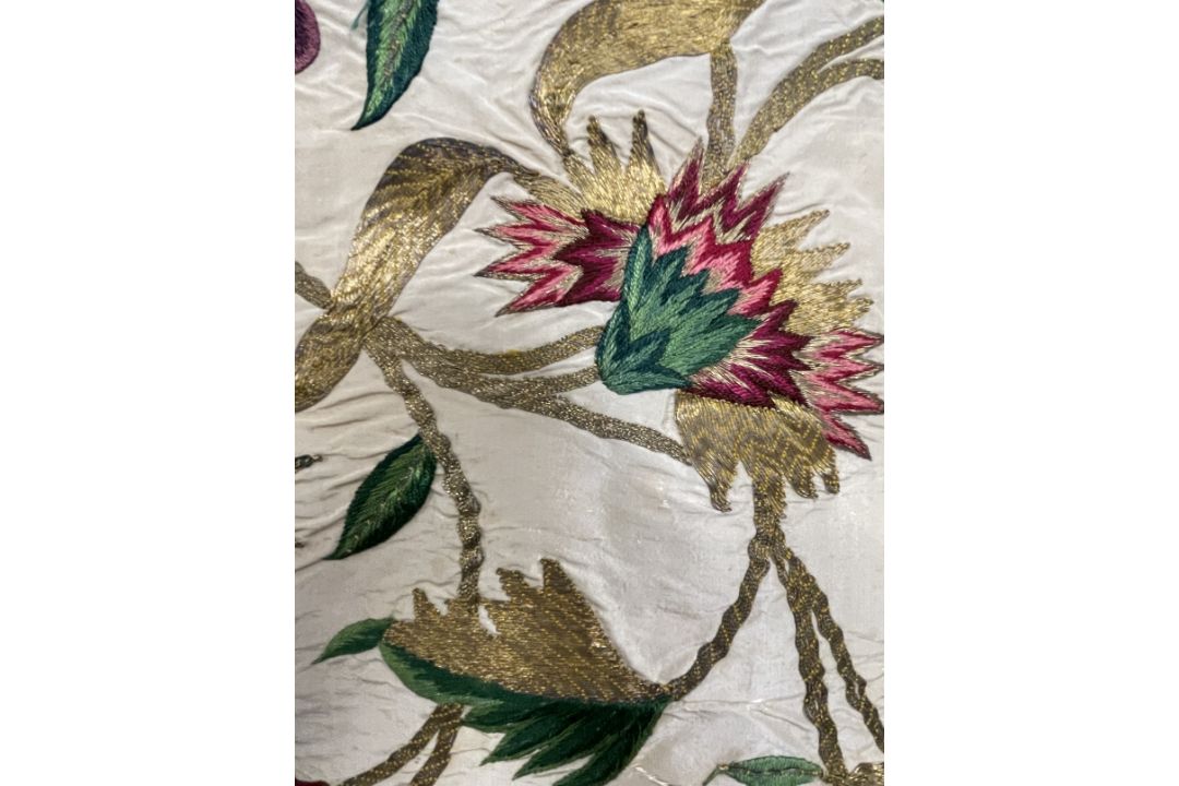 17th/18th cent. Textiles: Silk fragment of a ladies dress, silk organic embroidery embellished - Image 6 of 6
