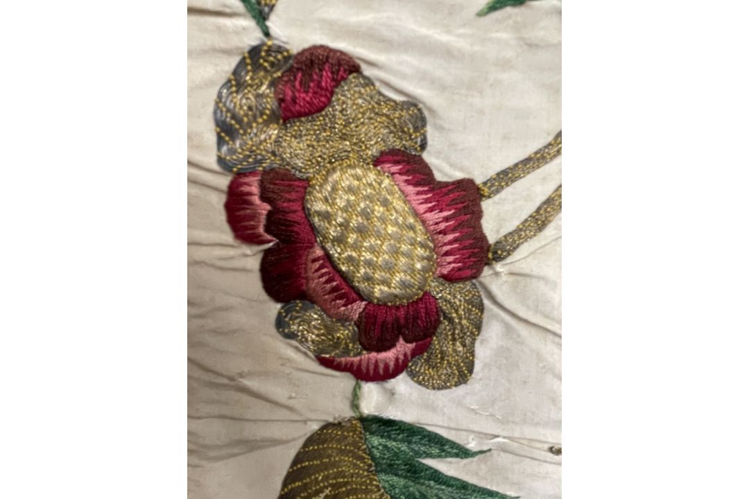 17th/18th cent. Textiles: Silk fragment of a ladies dress, silk organic embroidery embellished - Image 5 of 6