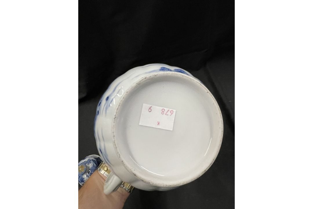 18th cent. Chinese export blue and white coffee pot and cover with building and landscape decoration - Image 6 of 6