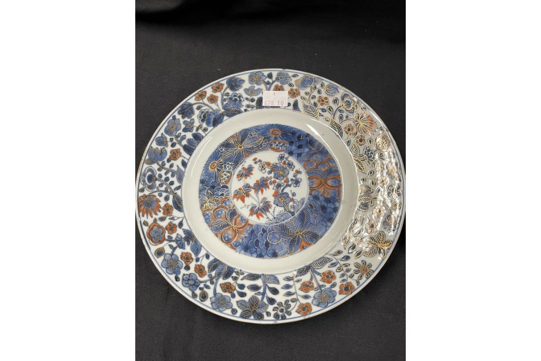 Chinese K'ang-hsi porcelain pair of plates floral motifs Imari polychrome decoration, minor fritting - Image 3 of 5