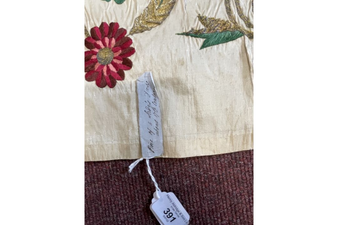 17th/18th cent. Textiles: Silk fragment of a ladies dress, silk organic embroidery embellished - Image 3 of 6