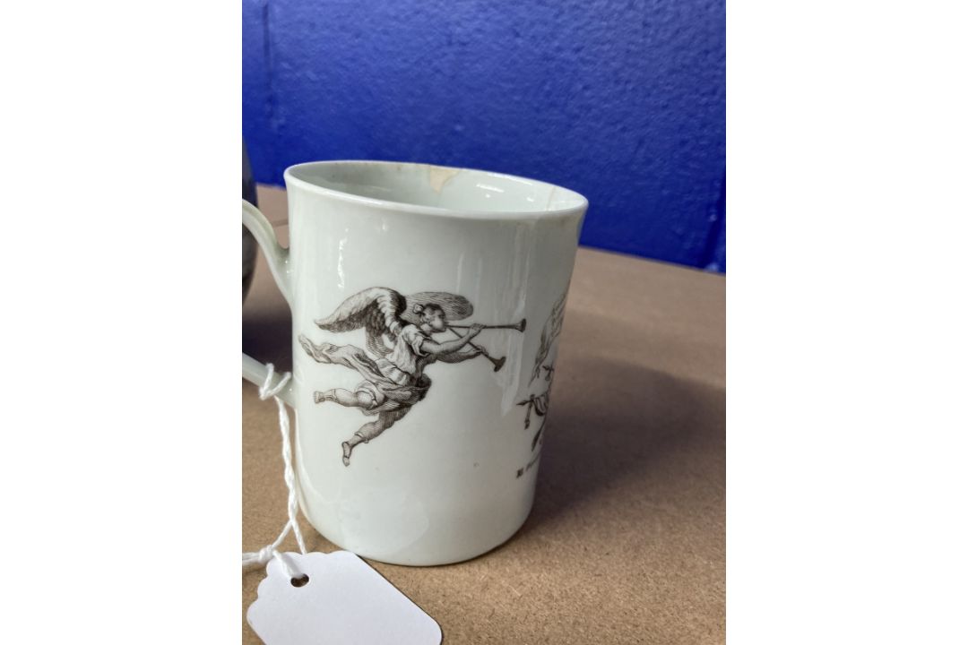 Worcester: Two printed Worcester mugs c1760, one bell shaped and printed with the Whitton Anglers, - Image 5 of 5