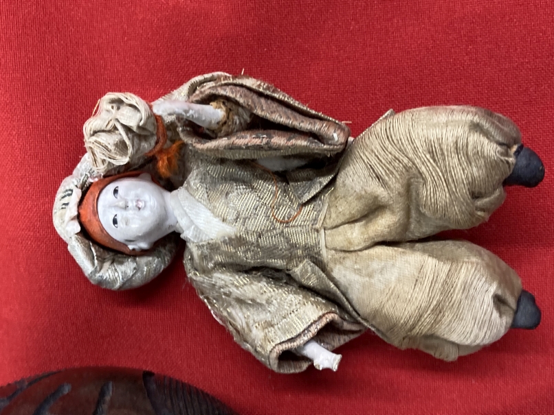 Asian Collectibles: Small oriental doll with bisque head and hands, lacquer box with gilt decoration - Image 2 of 3