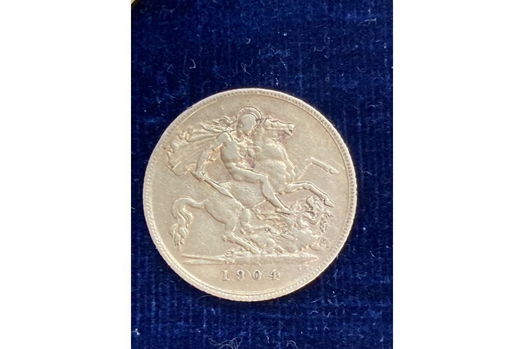 Medals: Silver gilt hallmarked medal from Kings Cross Church to Commemorate Work and Sacrifice in - Image 1 of 6