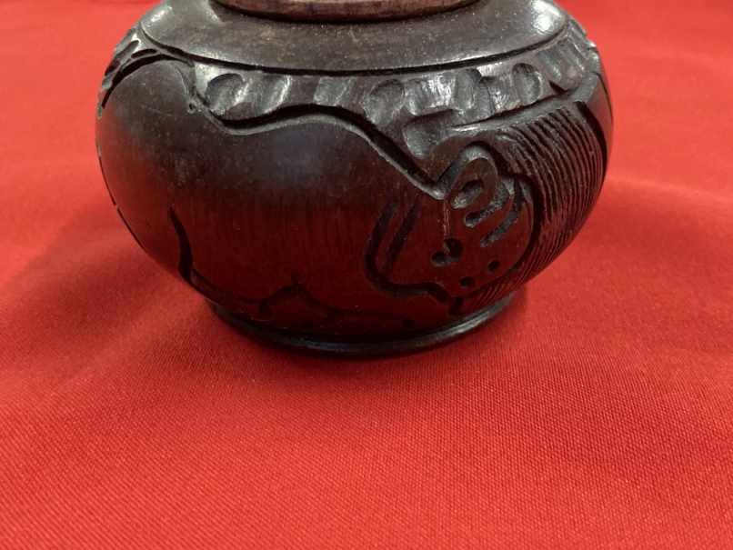 Asian Collectibles: Small oriental doll with bisque head and hands, lacquer box with gilt decoration - Image 3 of 3