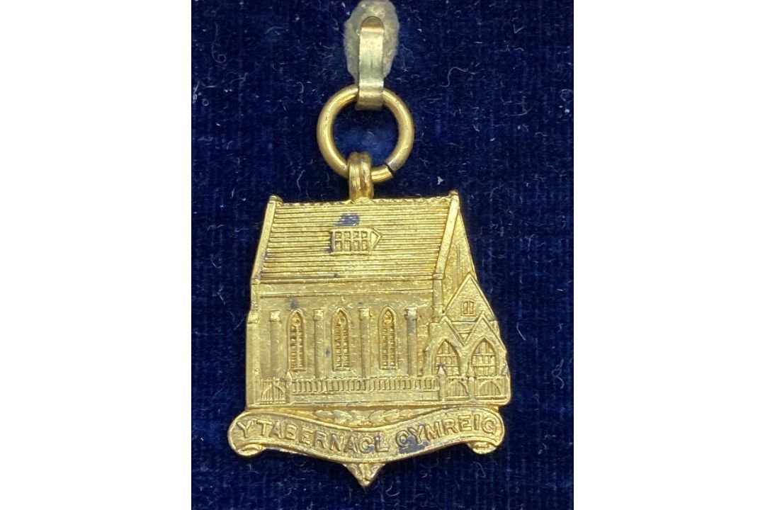 Medals: Silver gilt hallmarked medal from Kings Cross Church to Commemorate Work and Sacrifice in - Image 4 of 6