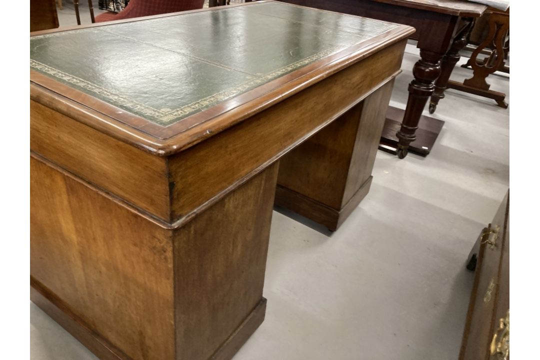 19th cent. Mahogany pedestal desk the rectangular top with green and gold tooled leather surface - Image 3 of 3