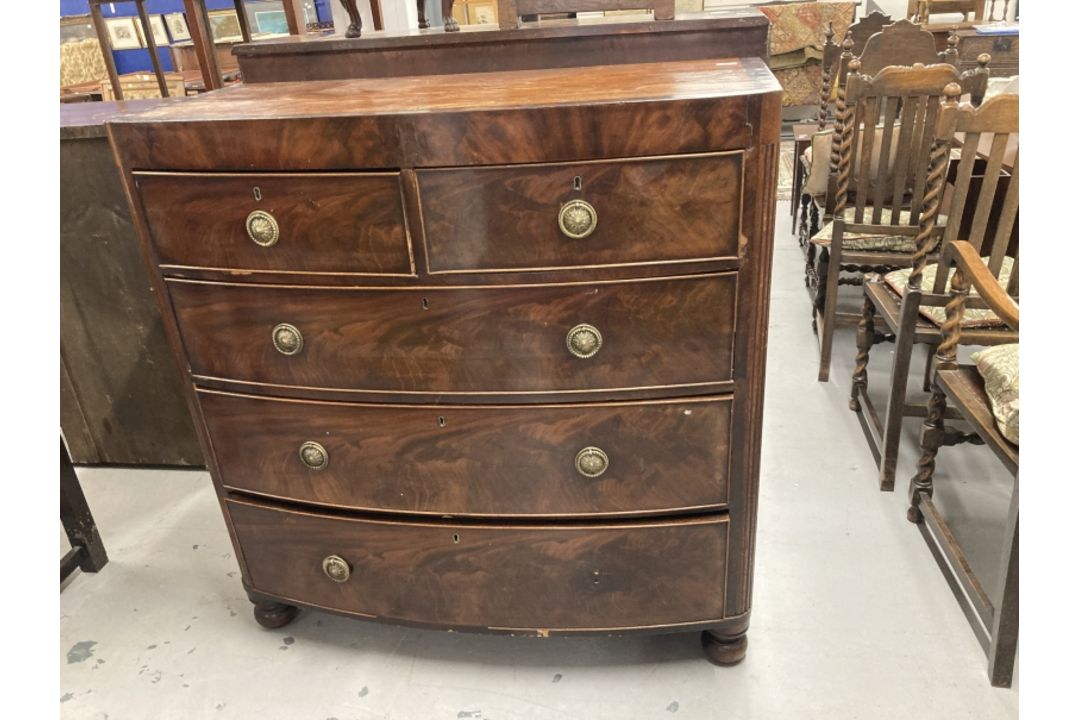 Early 19th cent. Mahogany bow front chest of two over three drawers with a cross banded top, round - Image 1 of 2