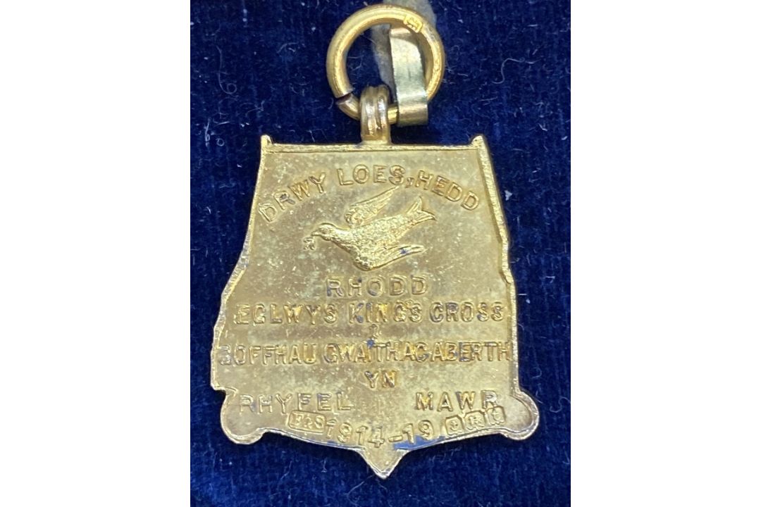 Medals: Silver gilt hallmarked medal from Kings Cross Church to Commemorate Work and Sacrifice in - Image 2 of 6