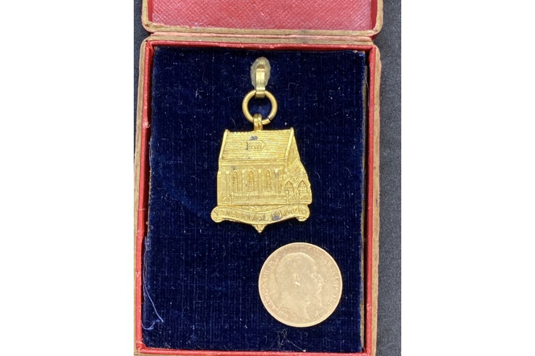 Medals: Silver gilt hallmarked medal from Kings Cross Church to Commemorate Work and Sacrifice in - Image 5 of 6
