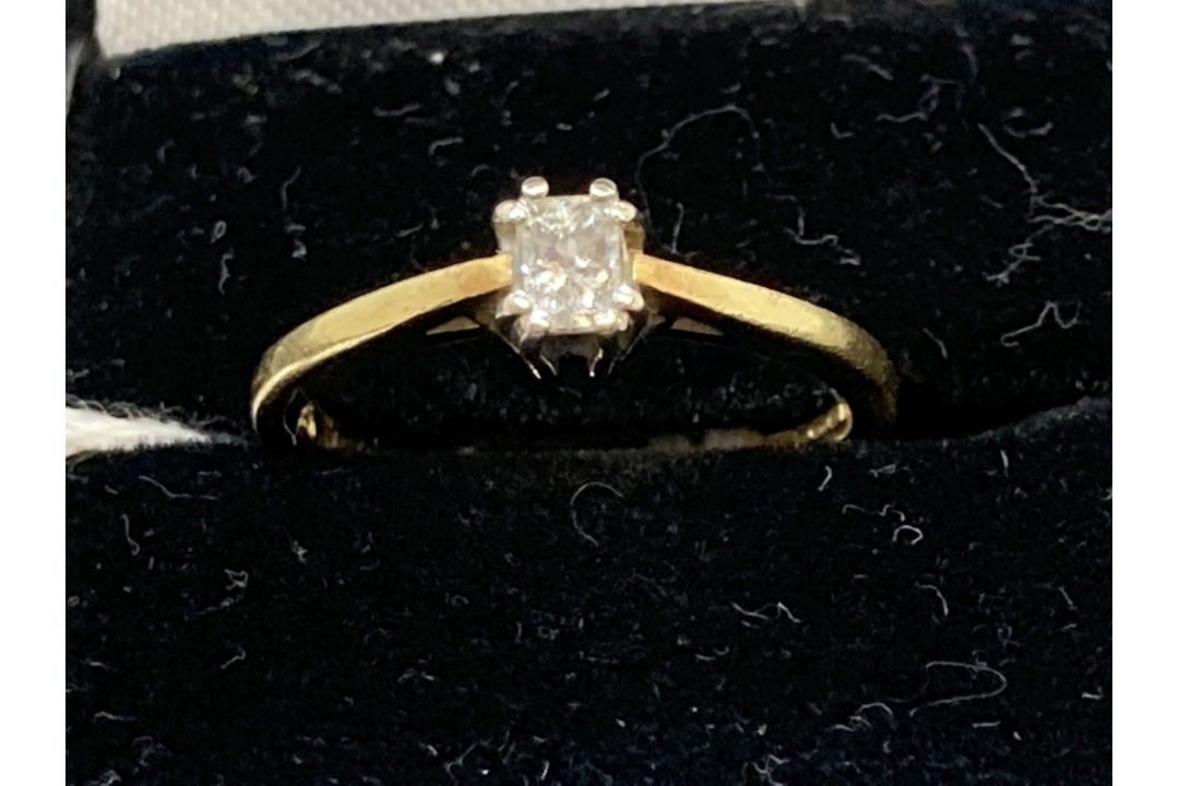 Jewellery: Ring, 18ct gold set with an emerald cut diamond, ring size M. Weight 2.8g. - Image 1 of 2