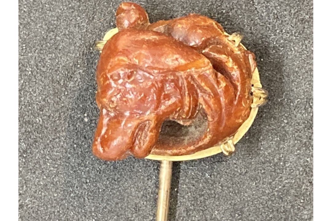 Ismay Collection: Jewellery: Yellow metal cravat/stock pin with a carved dog's head at each end. - Image 2 of 4