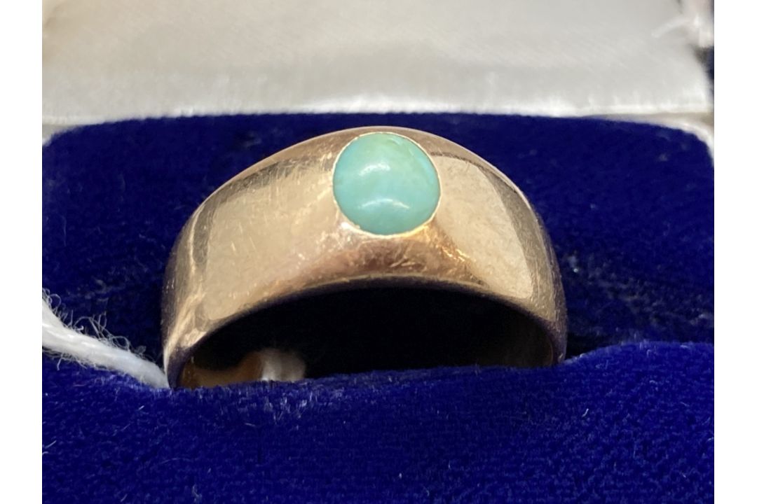 Jewellery: Yellow metal ring in the form of a tapering band set with an oval cabouchon cut turquoise - Image 1 of 3
