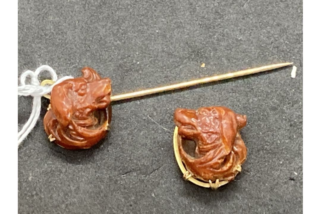 Ismay Collection: Jewellery: Yellow metal cravat/stock pin with a carved dog's head at each end. - Image 4 of 4