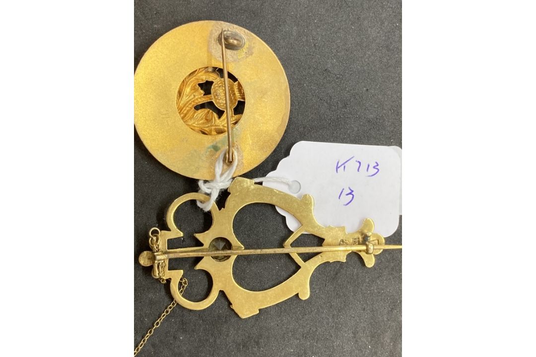 Scottish silver gilt kilt pins circular set with thistle plus another harp shaped set with a citrine - Image 4 of 5