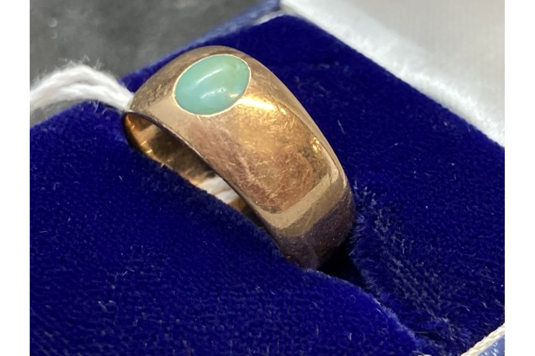 Jewellery: Yellow metal ring in the form of a tapering band set with an oval cabouchon cut turquoise - Image 3 of 3