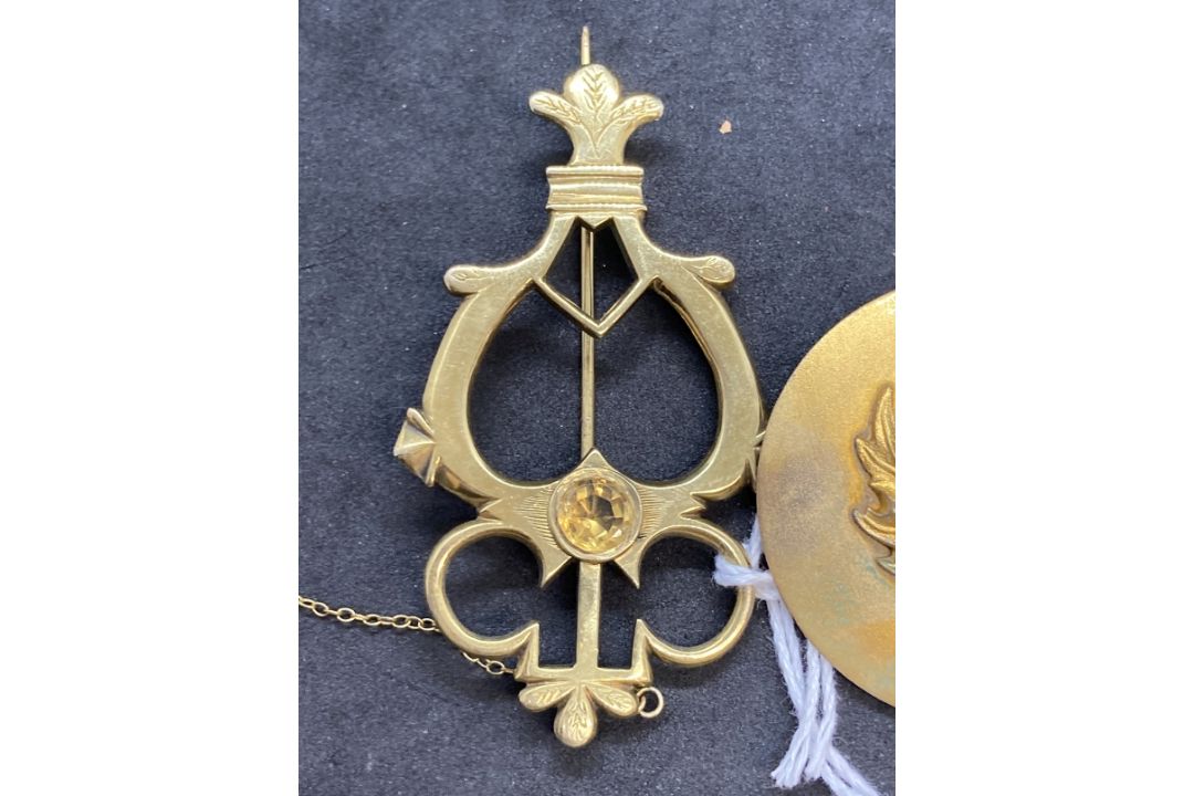 Scottish silver gilt kilt pins circular set with thistle plus another harp shaped set with a citrine - Image 2 of 5