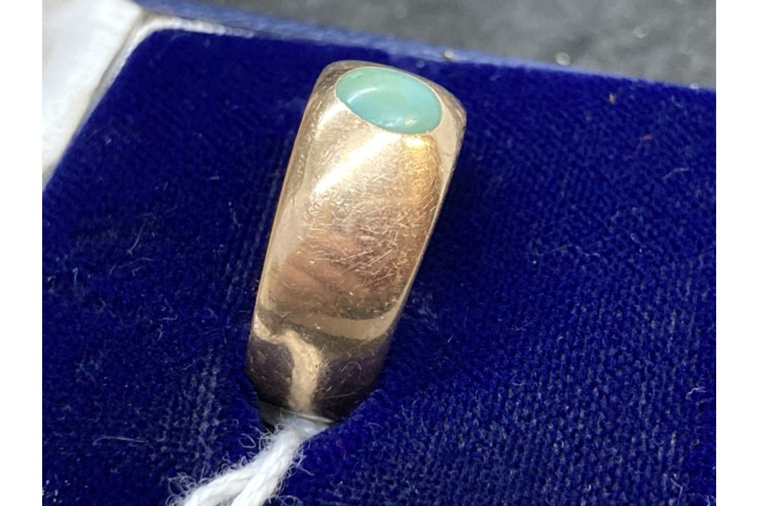 Jewellery: Yellow metal ring in the form of a tapering band set with an oval cabouchon cut turquoise - Image 2 of 3