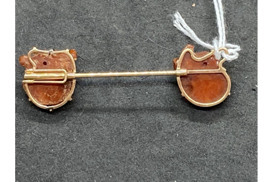 Ismay Collection: Jewellery: Yellow metal cravat/stock pin with a carved dog's head at each end. - Image 3 of 4