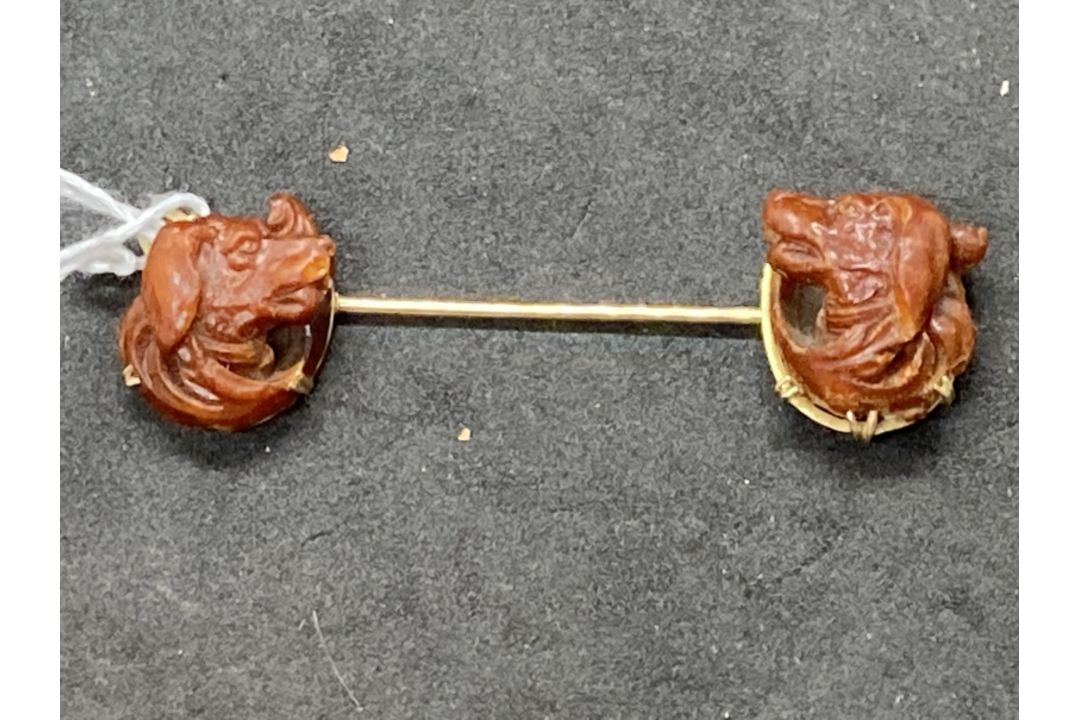 Ismay Collection: Jewellery: Yellow metal cravat/stock pin with a carved dog's head at each end. - Image 1 of 4