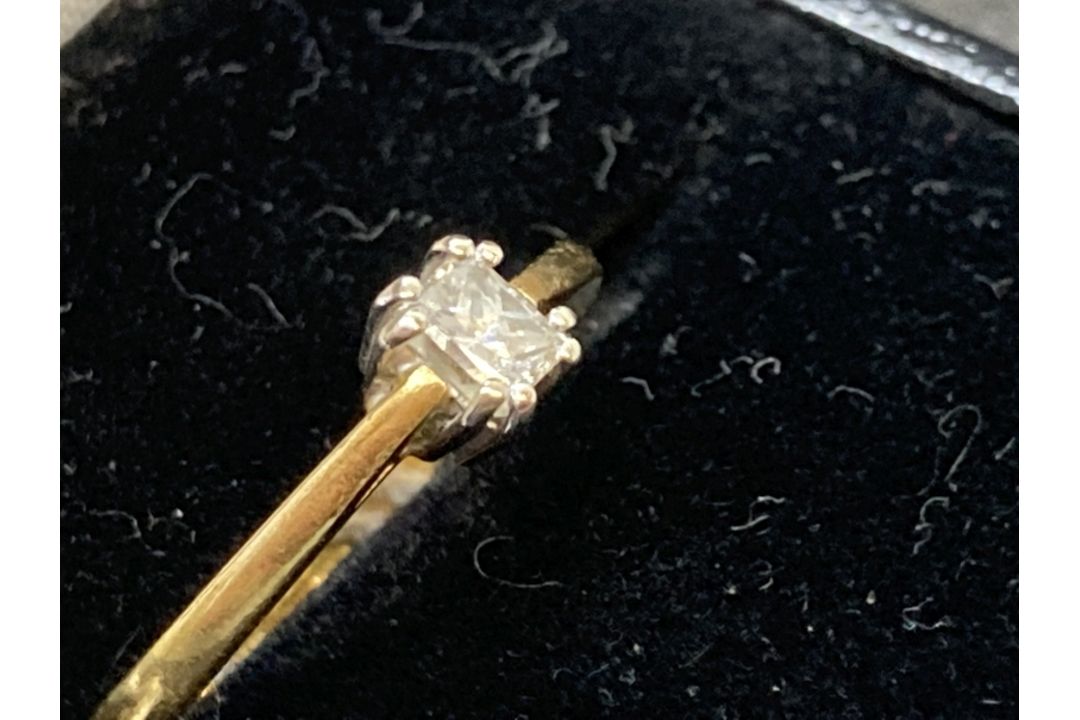 Jewellery: Ring, 18ct gold set with an emerald cut diamond, ring size M. Weight 2.8g. - Image 2 of 2