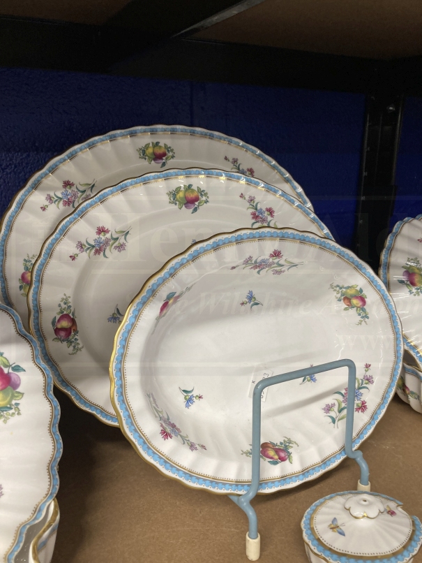 Ceramics: Spode dinner service Trapnell Sprays pattern Y8403-K large plates x 15, lidded tureens x - Image 4 of 4