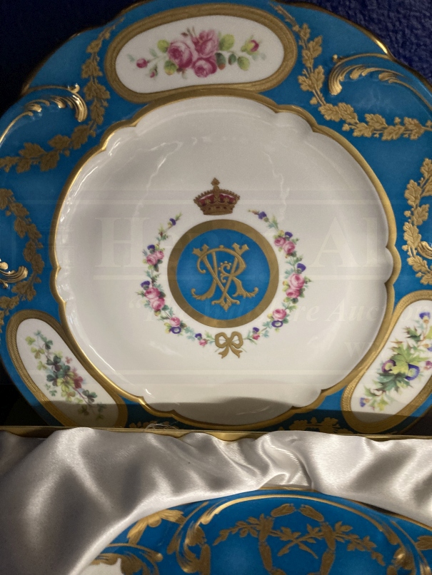 20th cent. Ceramics: Limited edition plate taken directly from a Sevres plate in the Royal - Image 3 of 3