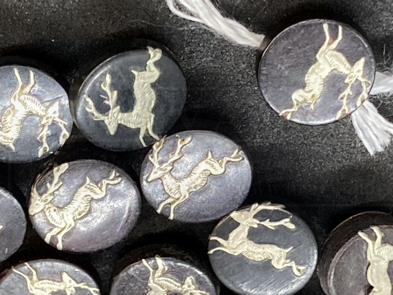 Objects of Virtu: 19th cent. Tortoiseshell buttons inlaid with silver stags ?ins, contained in an - Image 3 of 4